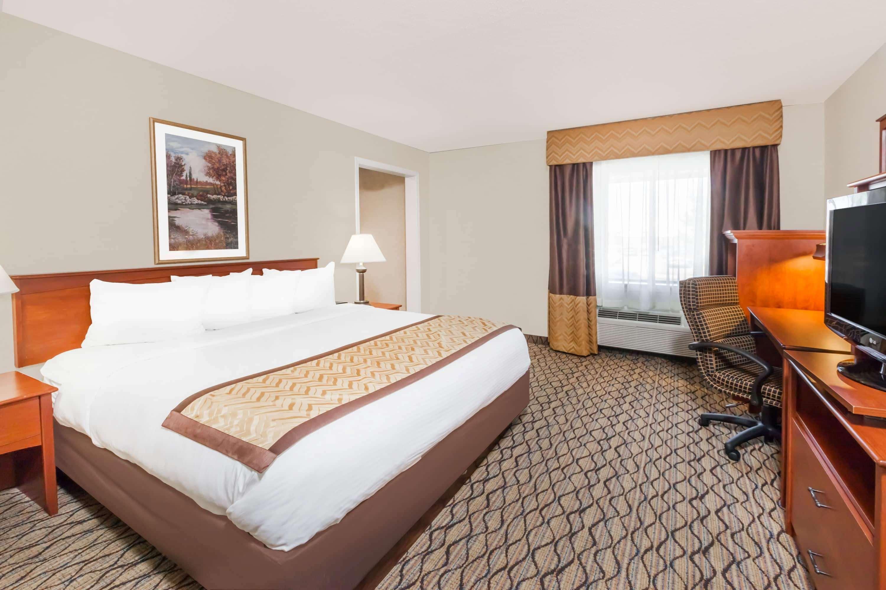 Baymont By Wyndham Grand Rapids Airport Hotel Cascade Bagian luar foto
